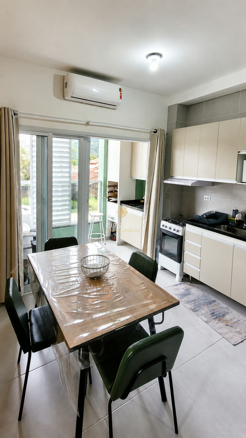 Cozinha e mesa de jantar