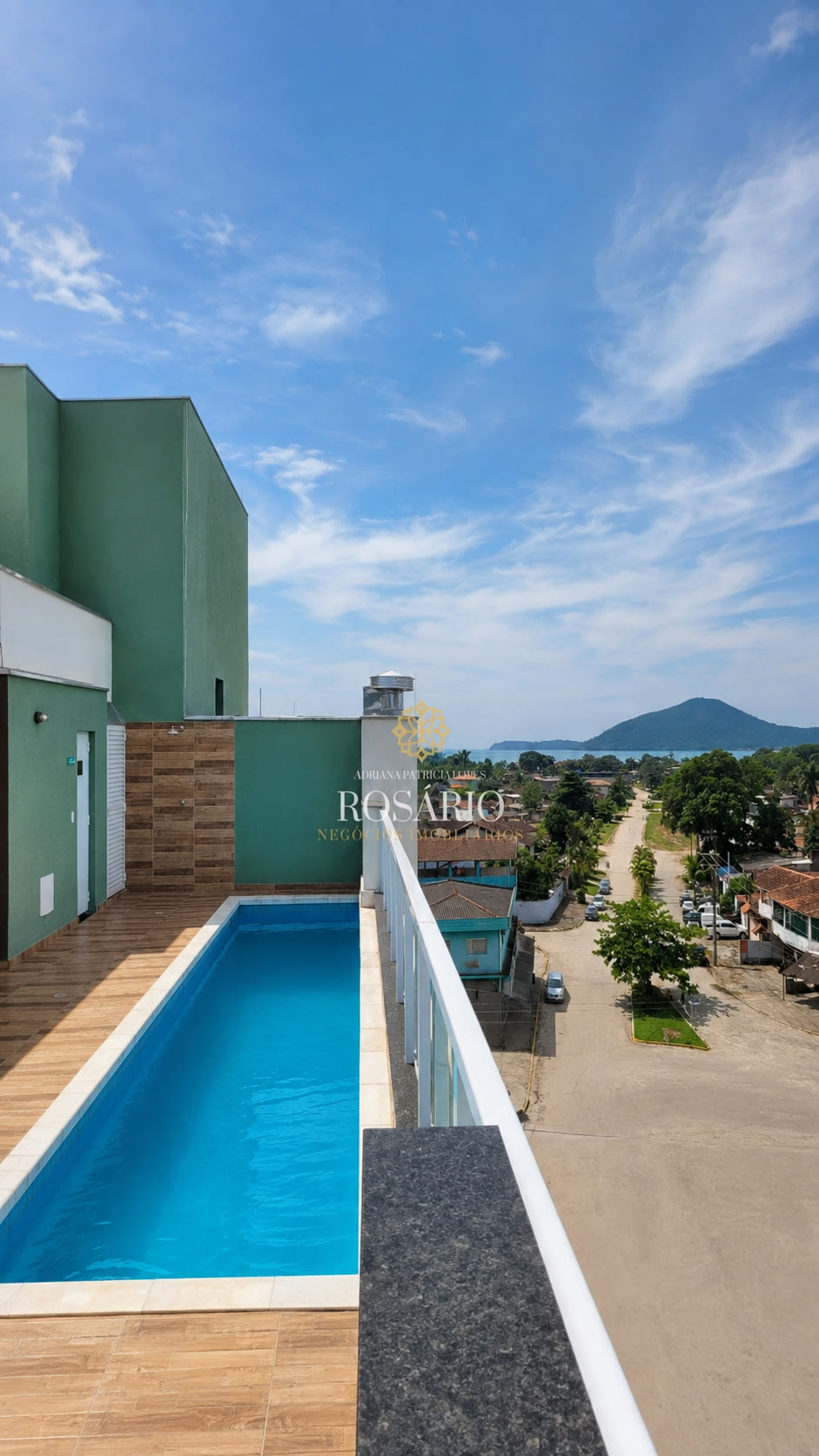Piscina na cobertura com vista mar