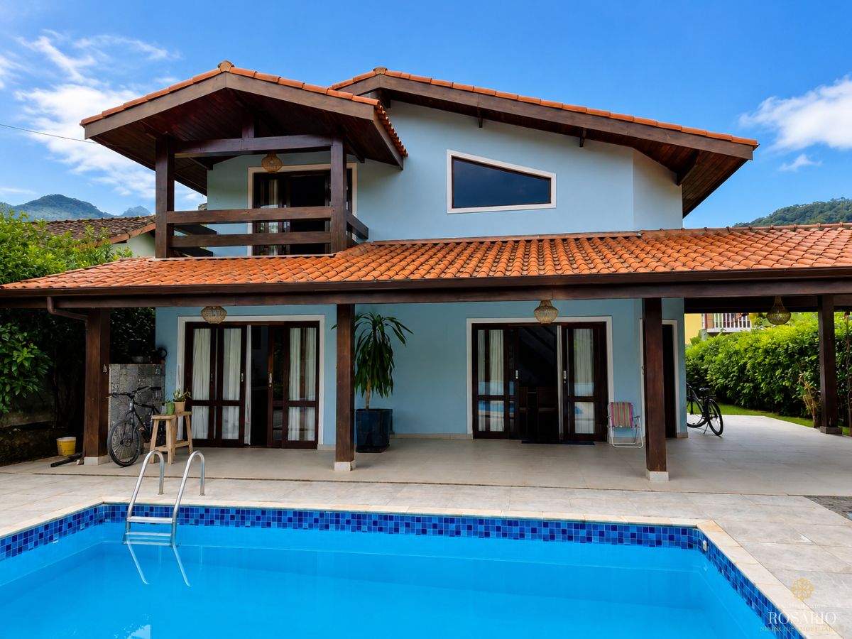 Casa com piscina privativa vista de frente