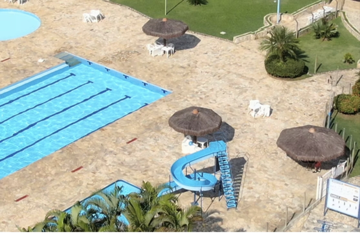 Piscinas e toboágua do clube do condomínio